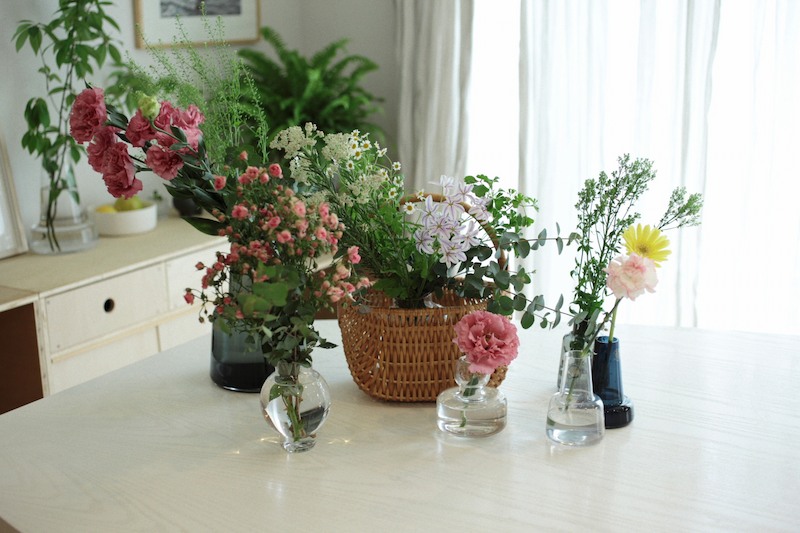 花を7つの花瓶にそれぞれ生けました